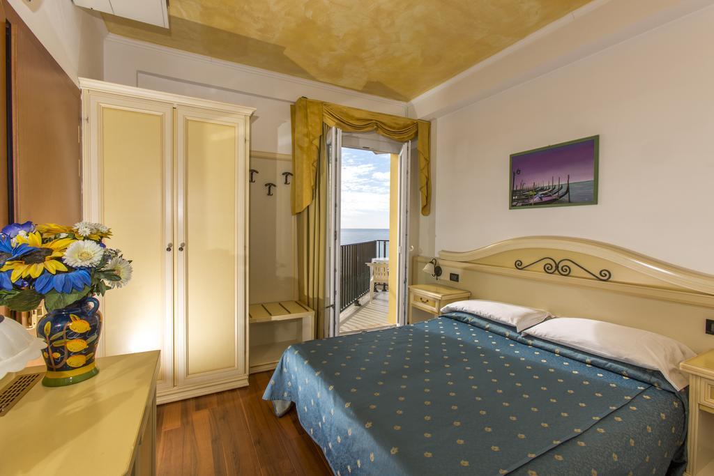 Hotel Mondial Lido di Jesolo Habitación foto